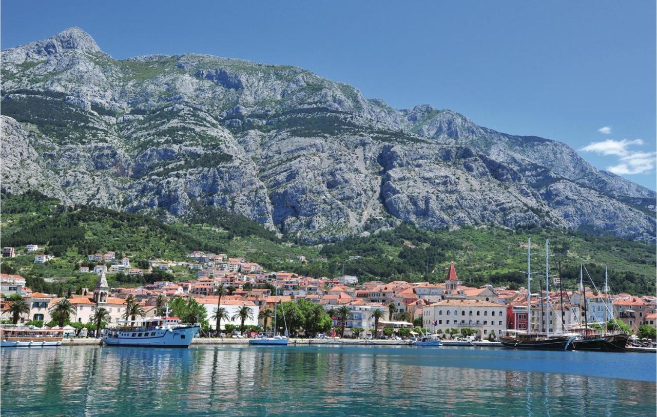 Stunning Apartment In Makarska With Kitchen Exterior foto